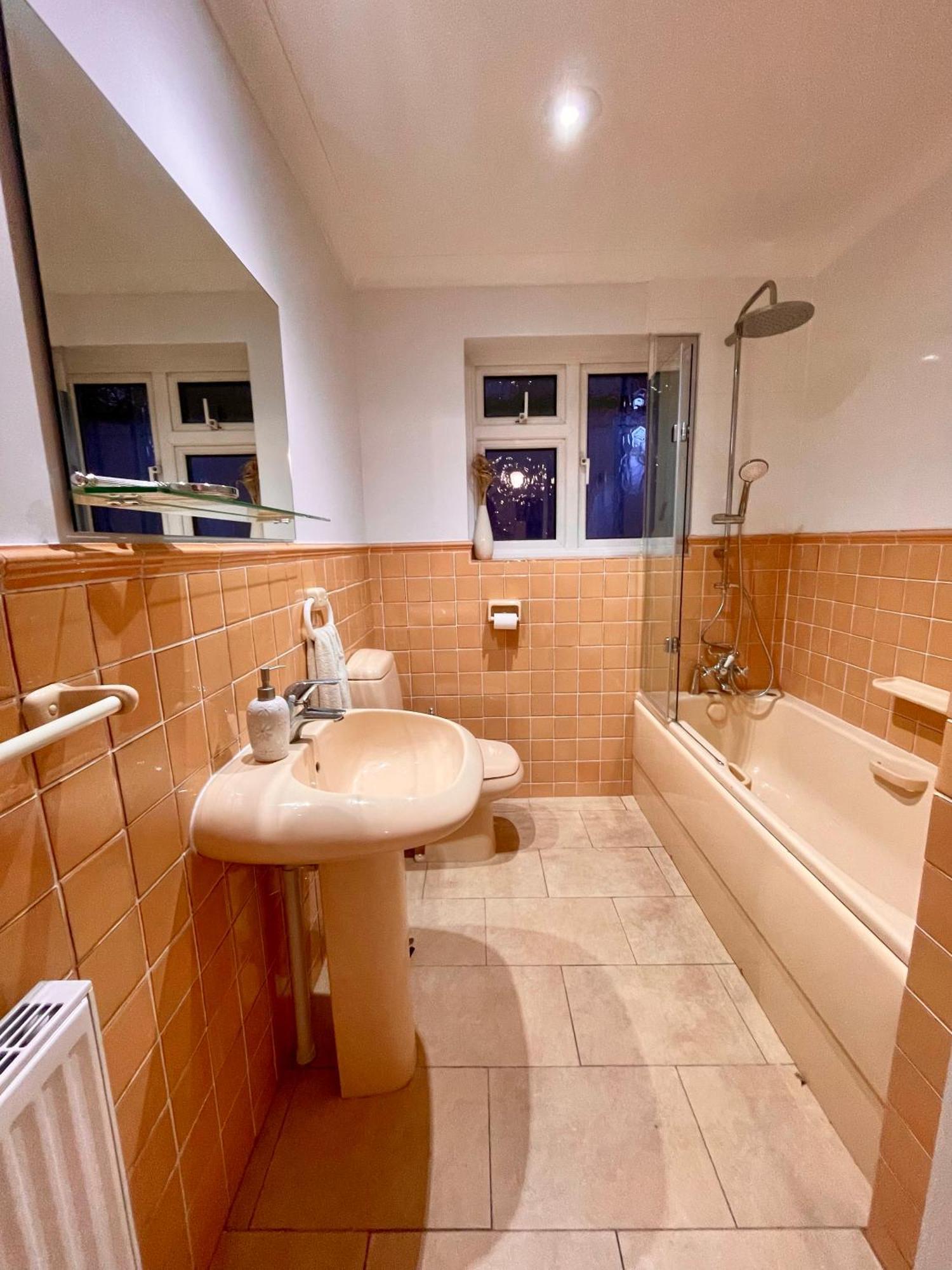 Charming Bournemouth House With Beautiful Spacious Gardens, 5 Min Drive To Beaches, Free Parking For 2-3 Cars 외부 사진