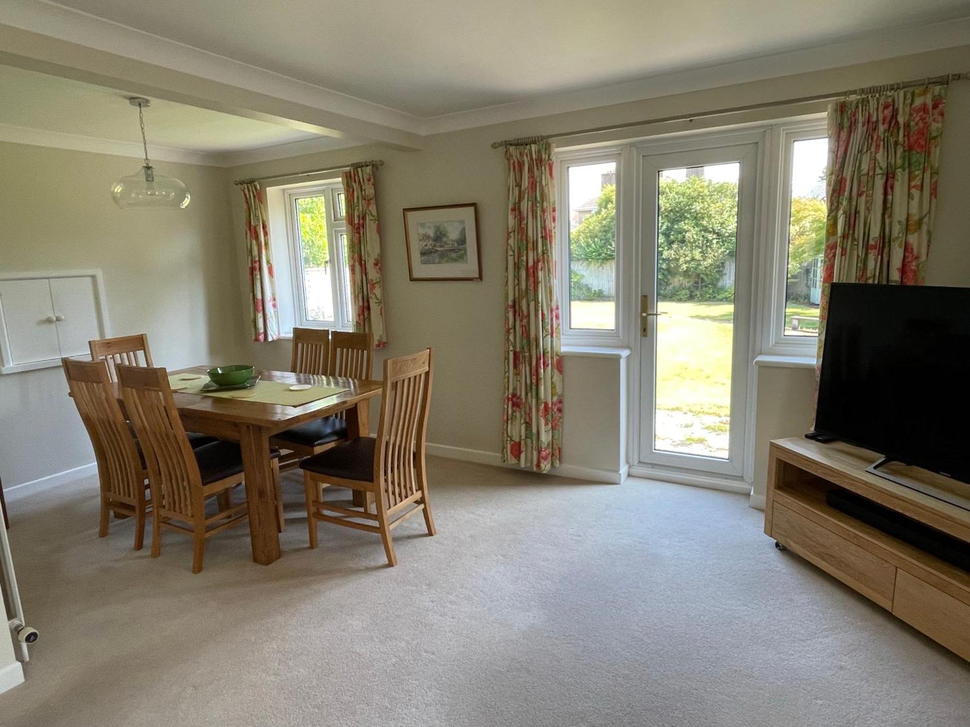 Charming Bournemouth House With Beautiful Spacious Gardens, 5 Min Drive To Beaches, Free Parking For 2-3 Cars 외부 사진